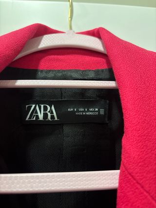 Americana fucsia Zara.  Elegante y con hombreras