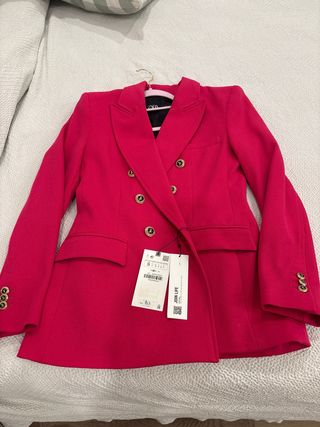 Americana fucsia Zara.  Elegante y con hombreras
