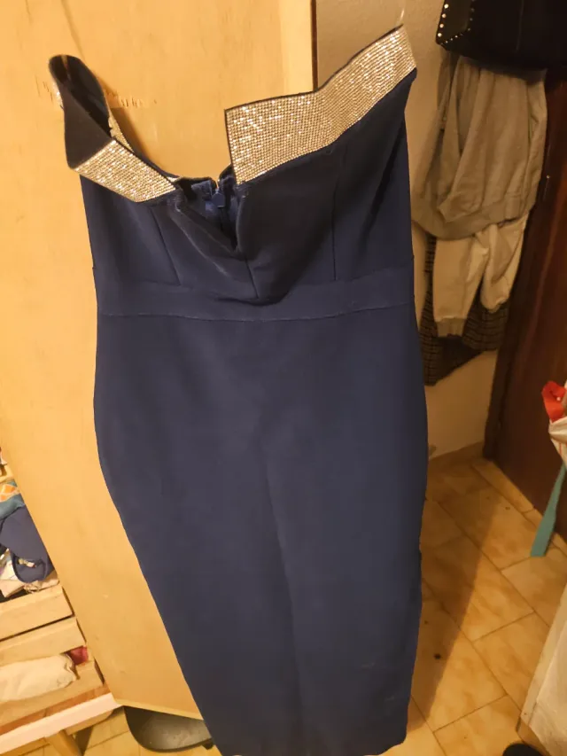 Vestido ajustado azul y dorado con pedrería