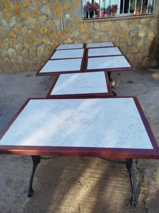 Mesas de madera, metal y cristal