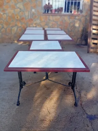 Mesas de madera, metal y cristal