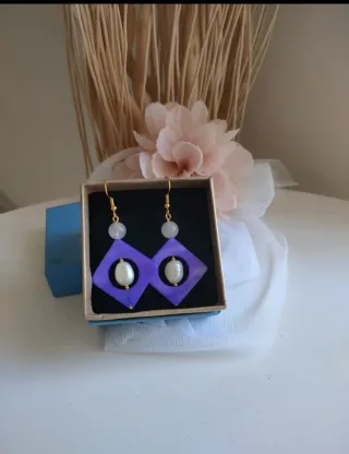 Orecchini viola con perle