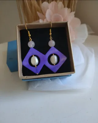 Orecchini viola con perle