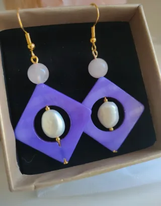 Orecchini viola con perle