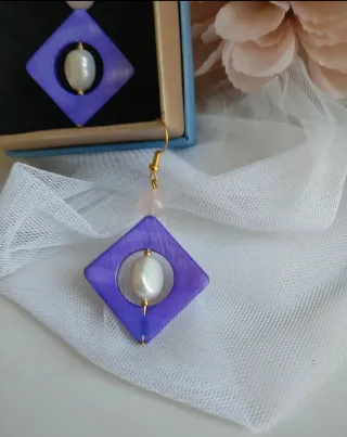 Orecchini viola con perle
