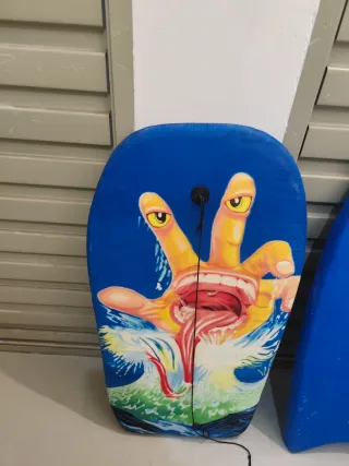 Tabla de surf con diseño de mano y boca