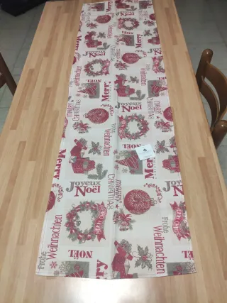 Runner natalizio con scritte e decorazioni