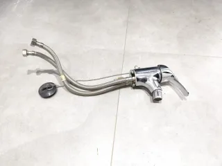 Grifo de metal plateado