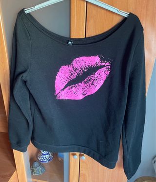 Sudadera negra con beso rosa