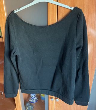 Sudadera negra con beso rosa