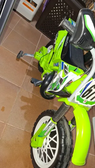 Moto Eléctrica Infantil Verde Injusa