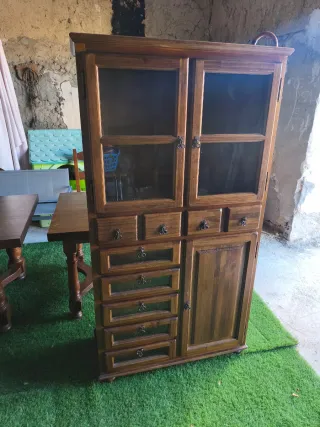 Alacena de madera con puertas de cristal