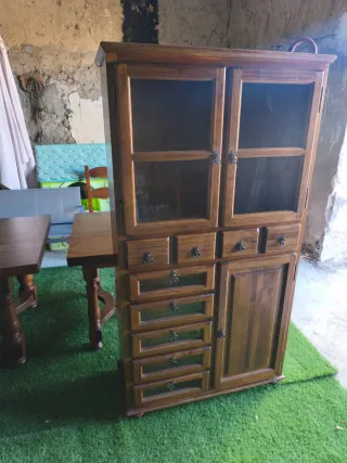 Alacena de madera con puertas de cristal