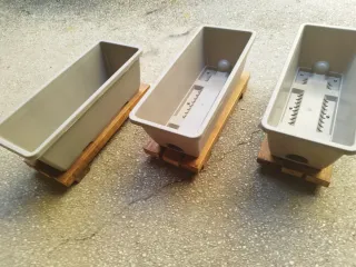 Set 3 vasi plastica nuovi + 3 portavasi legno