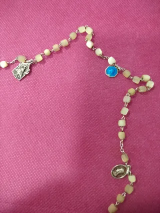 Rosario de cuentas nacaradas y medalla