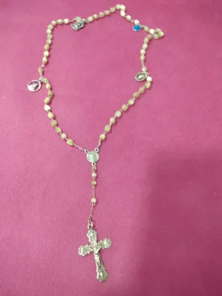 Rosario de cuentas nacaradas y medalla