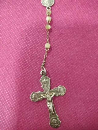 Rosario de cuentas nacaradas y medalla
