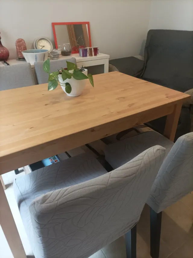 Mesa de comedor y 4 sillas