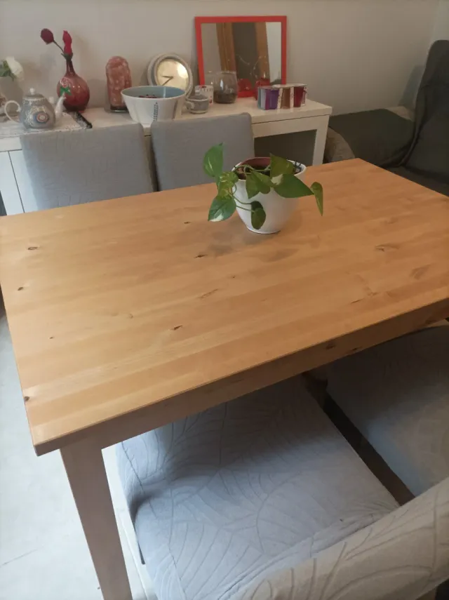 Mesa de comedor y 4 sillas