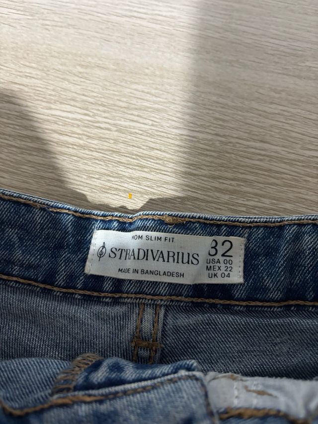 Vaqueros cortos desgastados