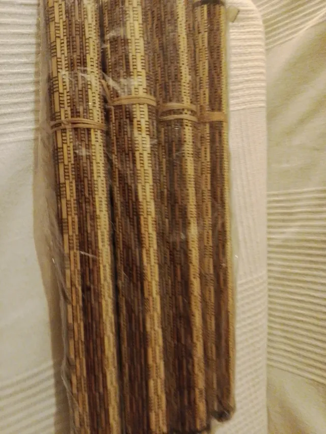 Manteles individuales y posavasos de cuero y ratán