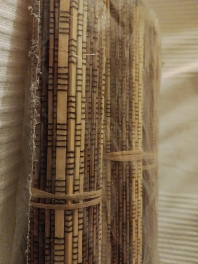 Manteles individuales y posavasos de cuero y ratán