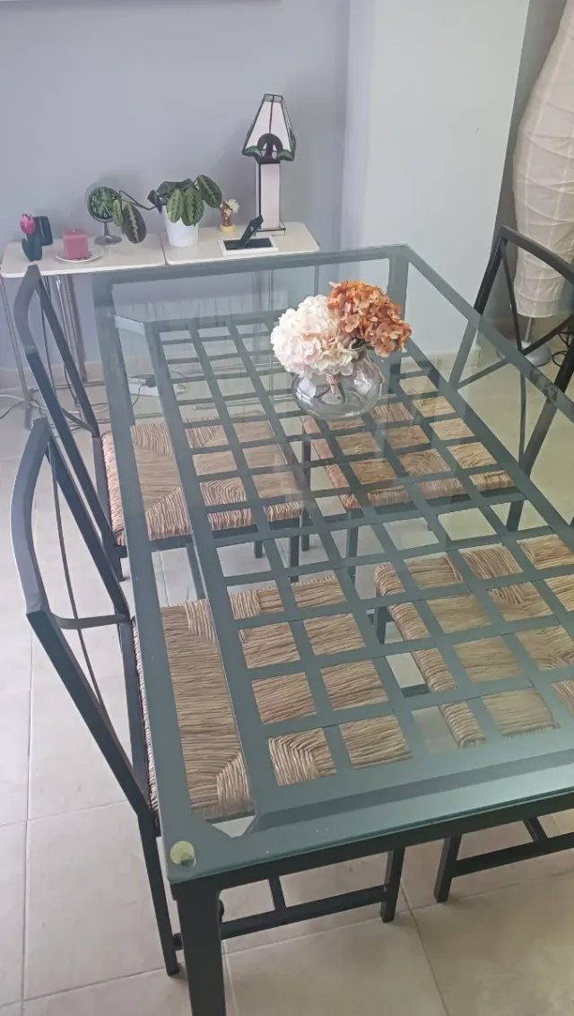 Mesa de comedor cristal y metal con 4 sillas