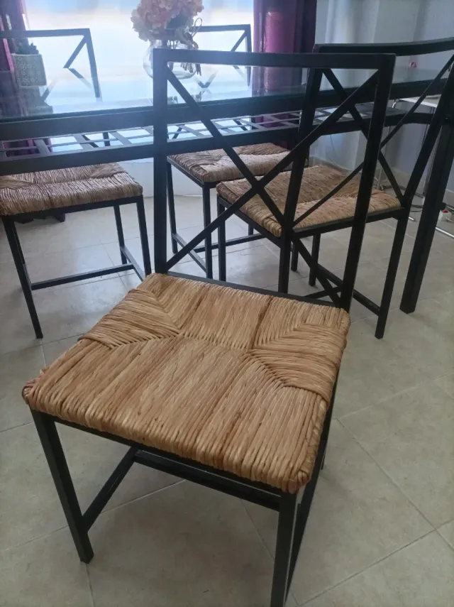 Mesa de comedor cristal y metal con 4 sillas