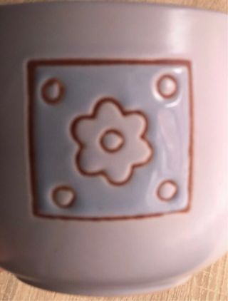 Tazón de cerámica azul claro con flor