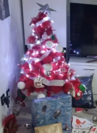 Árbol de Navidad Rojo con Luces y Adornos