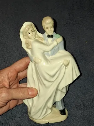 Figura cerámica novios bailando
