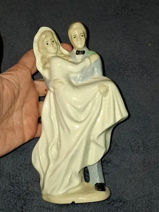 Figura cerámica novios bailando