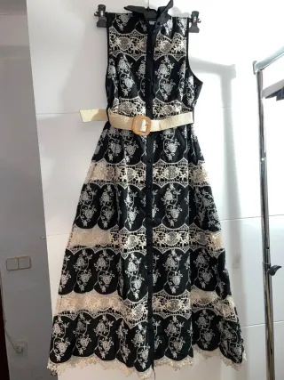 Vestido negro y beige con cinturón