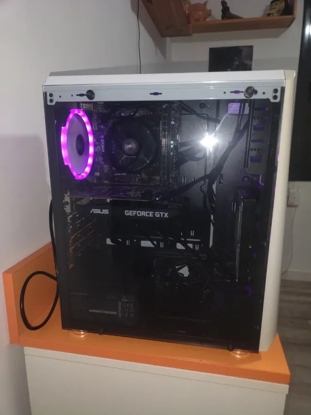 Ordenador Gaming gama media blanco.