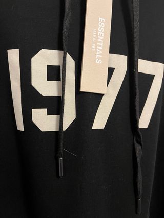 Sudadera ESSENTIALS 1977 Negra