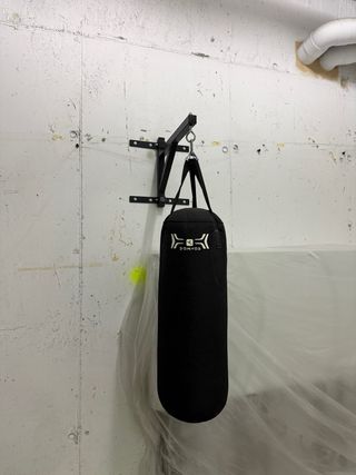 Saco de boxeo con anclaje negro