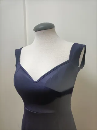 Vestido de fiesta azul con chal