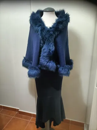 Vestido de fiesta azul con chal