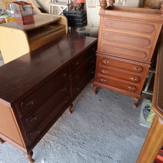 Cómoda y Mesillas de Madera