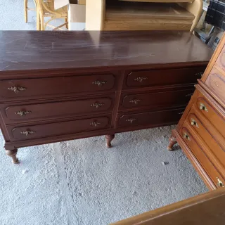 Cómoda y Mesillas de Madera