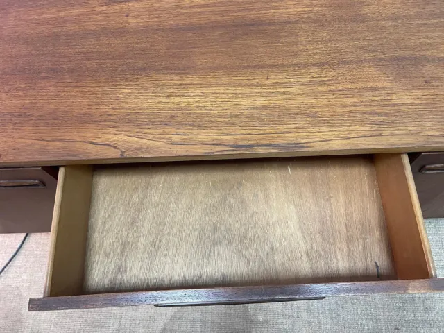 Aparador danes de madera marrón