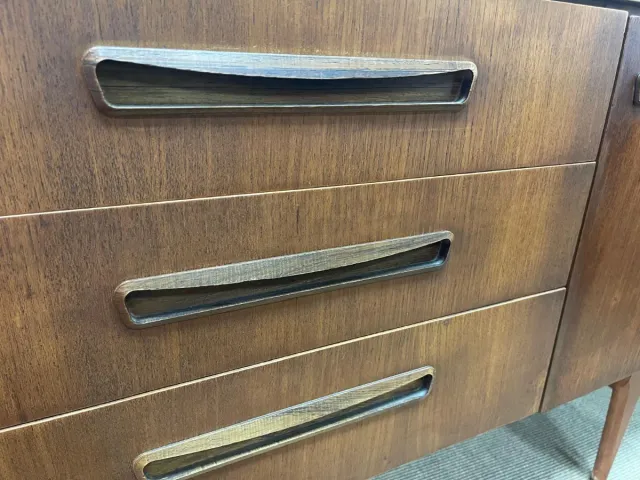 Aparador danes de madera marrón