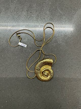 Colgante mujer dorado