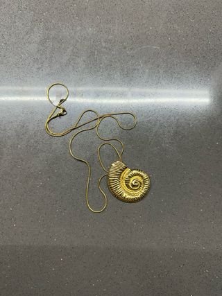 Colgante mujer dorado