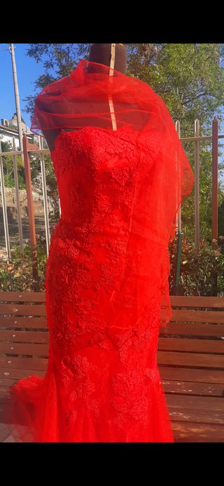 Abito da sposa rosso Valentino.  Nuovo