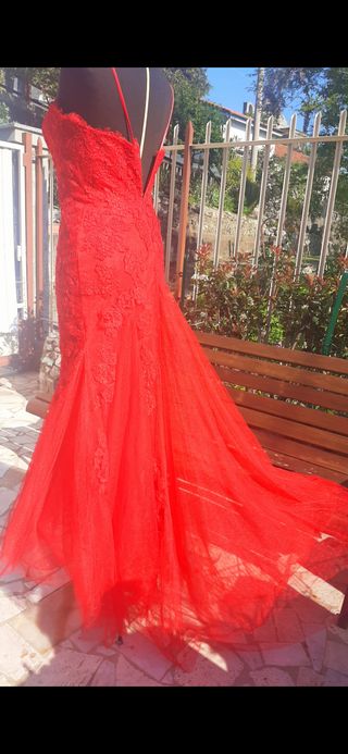 Abito da sposa rosso Valentino.  Nuovo