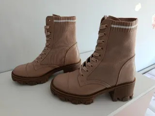 Botines Beige con Cordones