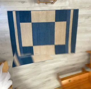 Alfombra juvenil azul.