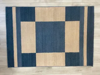 Alfombra juvenil azul.