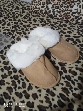 Pantofole scamosciate eleganti con pelliccia
